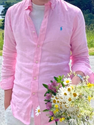Rosa linneskjorta från Polo Ralph Lauren - Säljer en ljusrosa skjorta i linne från Polo Ralph Lauren som köptes i butiken i somras för 2400💞