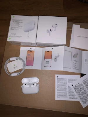 Apple AirPods Pro  2 - Säljer ett par Apple AirPods Pro i vit färg. Trådlösa in-ear hörlurar med laddningsetui, silikonpluggar i olika storlekar och USB-C laddkabel. Grym brusreducering och smidig anslutning till iPhone. Allt originaltillbehör och manualer medföljer.