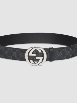 Svart GG Supreme bälte från Gucci - Snyggt svart bälte från Gucci med GG Supreme-mönster och en stor, rund silverspänne med dubbla G-loggan. Bältet är gjort i skinn och har en stilren och modern look som lyfter vilken outfit som helst.  Låda och Gucci ”kartong/påse” medföljs och kvitto! Original pris 4800kr