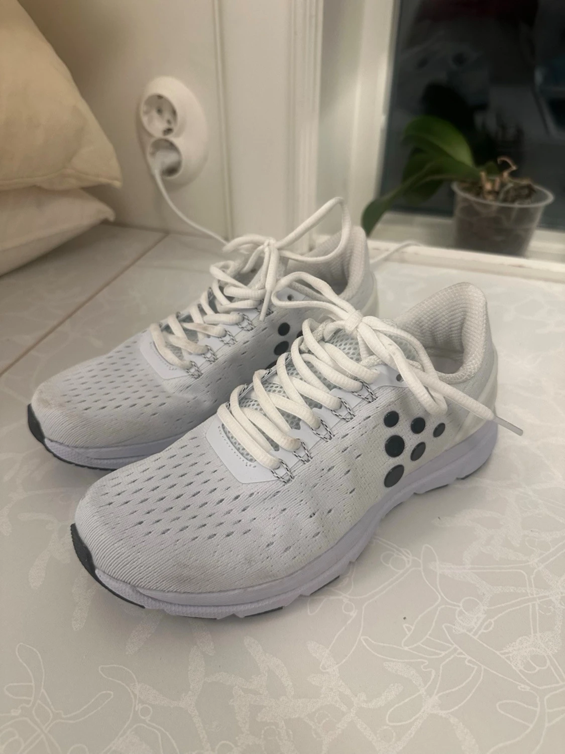 Vita sneakers från Craft