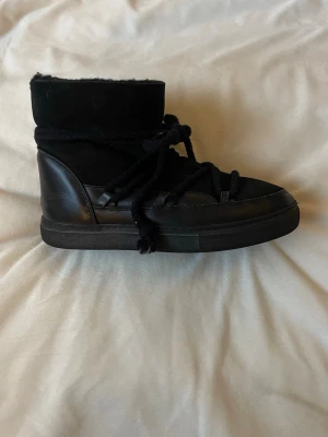 Svarta inuikii - Jättefina och varma svarta inuikki, köpte för ca 1år sedan men har tyvärr inte användt dom särskilt mycket. Bara att höra av er vid frågor💕