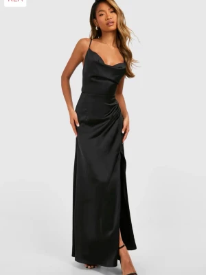 Balklänning - Säljer en svart superfin maxi klänning till bal eller liknande. Aldrig använd då den beställdes till en gala men valde en annan klänning istället. Från boohoo