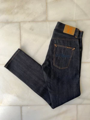 Nudie Jeans Dry Deep Selvage - Säljer ett par riktigt feta Nudie Jeans, modellen är Grim Tim och de salvage. Jeansen är som NYA. De har aldrig använts men legat som ett visingsexemplar i en butik därför står det sale sample. 😊