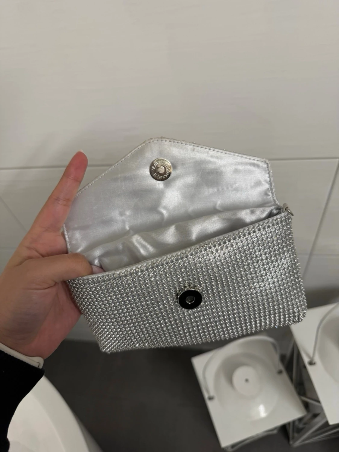 Silverglittrig kuvertväska med strass - 2