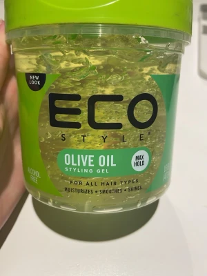 Eco Style Olive Oil Styling Gel - Eco Style Olive Oil Styling Gel är en genomskinlig hårgel med olivolja som ger maximal stadga. Passar alla hårtyper och är alkoholfri. Gelen återfuktar, ger glans och hjälper till att släta ut håret. Förpackningen är grön och transparent med lock i plast. Pris kan diskuteras 💕