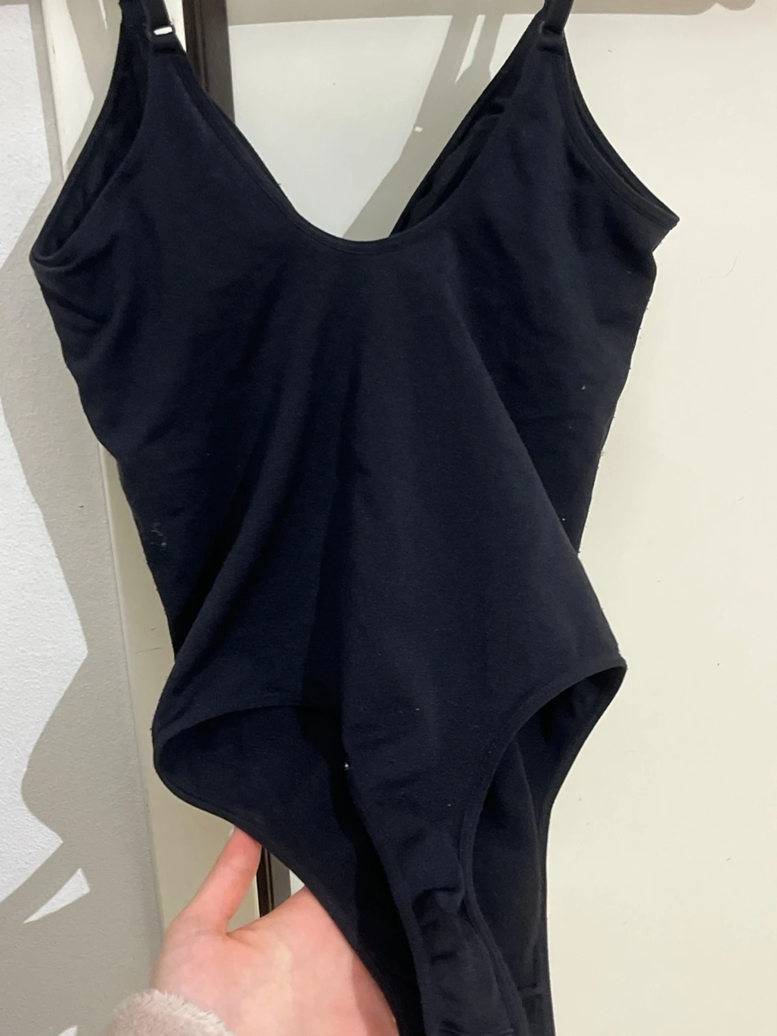 Svart basic body med smala axelband - 3