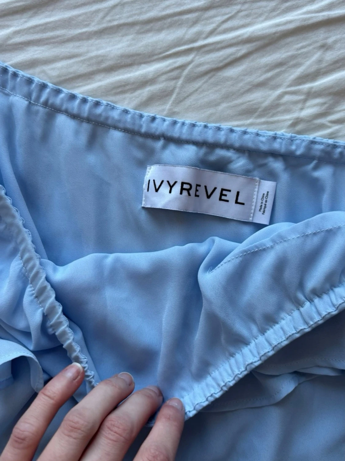 Ljusblå oneshoulder topp med volang - 2