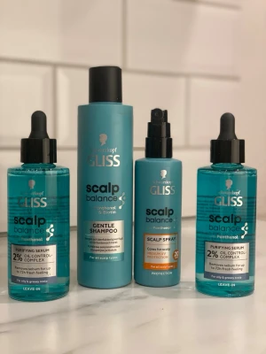 Schwarzkopf Gliss Scalp Balance set - Set med Scalp Balance-produkter från Schwarzkopf Gliss: två purifying serum, ett gentle shampoo och en scalp spray. Produkterna är blågröna med svarta lock och innehåller panthenol, biotin och 2% oil control complex. Perfekt för dig som vill ta hand om hårbotten.