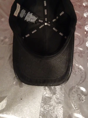 Svart Gucci keps  - Svart gucci keps ser helt äkta ut och ny. Den har också ett kvitto. Kommer utan gröna boxen tyvärr. Priset kan alltid dikuteras