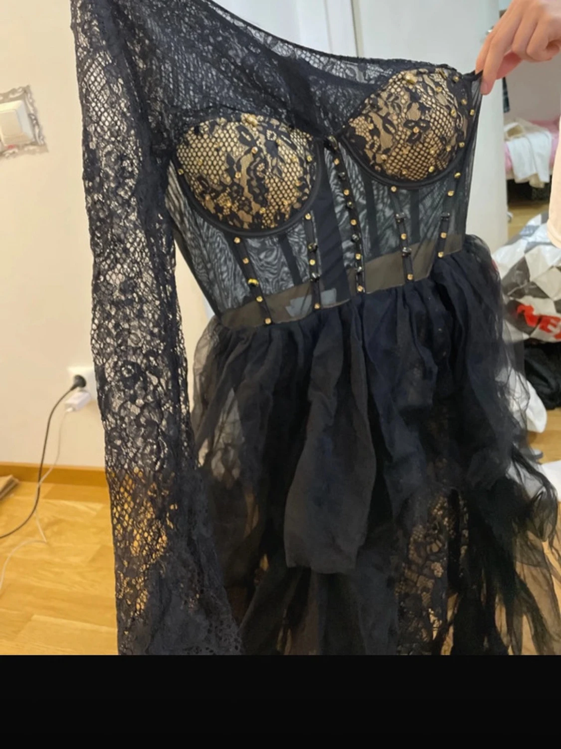 Svart långklänning med spets och volanger - 6