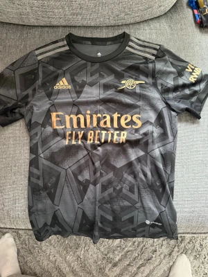 Arsenal svart matchtröja Adidas - Äkta. Gammal fotbollströja i storlek XS men passar även S. Arsenals gamla matchställ