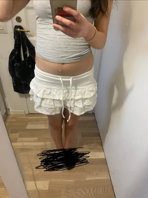 Vit kjol - Säljer denna vita kjol fråm Gina Tricot i strlk S. Kjolen är i mycket bra skuck. Kontakta mig vid frågor🥰