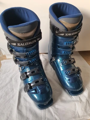 Salomon 27.5 pjäxor - Salomon 27.5 pjäxor . Varav ny sula på ena sidan då det behövdes. Den högra sulan behövs inte bytas i nuläget men medföljer. Ca 42-43 i storlek då eftersom att det är 27.5