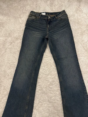 Mörkblå bootcut jeans - Helt oanvända snygga mörkblå bootcut jeans i klassisk denim med lätt slitning framtill. Jeansen har fem fickor och normalhög midja. Ny pris 499kr💕