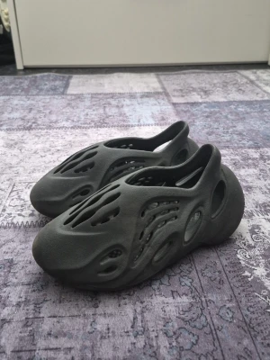 Svarta foam runners yeezy - Säljer ett par svarta yeezy foam runners