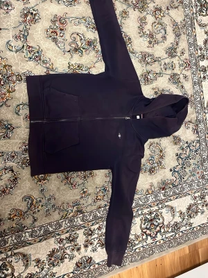 Mörkblå hoodie från Gant - Säljer en stilren mörkblå hoodie från Gant med dragkedja och två fickor framtill. Klassisk huva och diskret Gant-logga broderad på bröstet. Perfekt för en avslappnad och snygg look. Mjuk bomullsblandning för extra komfort. nypris 1095kr mitt pris 300kr