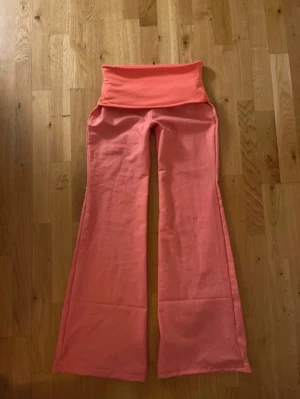 Koralrosa vida linnebyxor - De mest exakta coral yoga pantsen!! Lågmidjade, midja : 35 cm (stretch), inneben: 81 cm, lår: 21 cm Passar xxs-xs (ingen bild på men passform är som på bild 1) Tvätta endast 30 grader  Kommer sälja ett par som passar xs-s imorgon 🩷