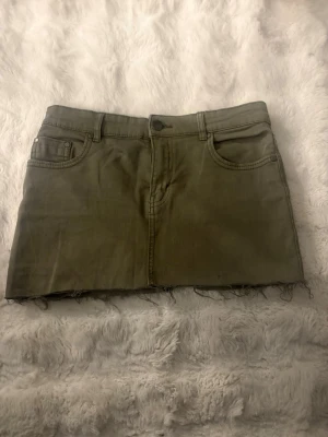 Kamouflage grön jeanskjol  - Säljer en super snygg mörkgrön jeanskjol i storlek S/M! I modellen är den ganska kort och lågmidjad❤️