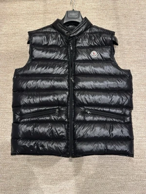 Moncler gui  - Moncler gui väst. Färg svart. Skick inga defekter.  Storlek 4 passar L.