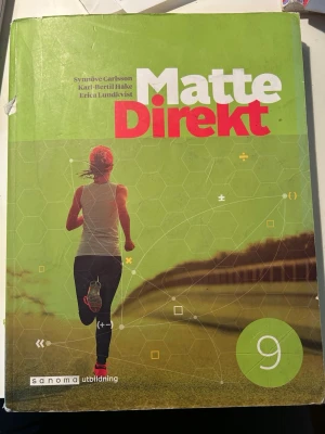 Matte Direkt 9 lärobok - Matte Direkt 9 är en grön kursbok i matematik för årskurs 9, skriven av Synnöve Carlsson, Karl-Bertil Hake och Erica Lundkvist. Omslaget har en löpare och geometriska mönster. Boken är tryckt i färg och har mjuka pärmar.