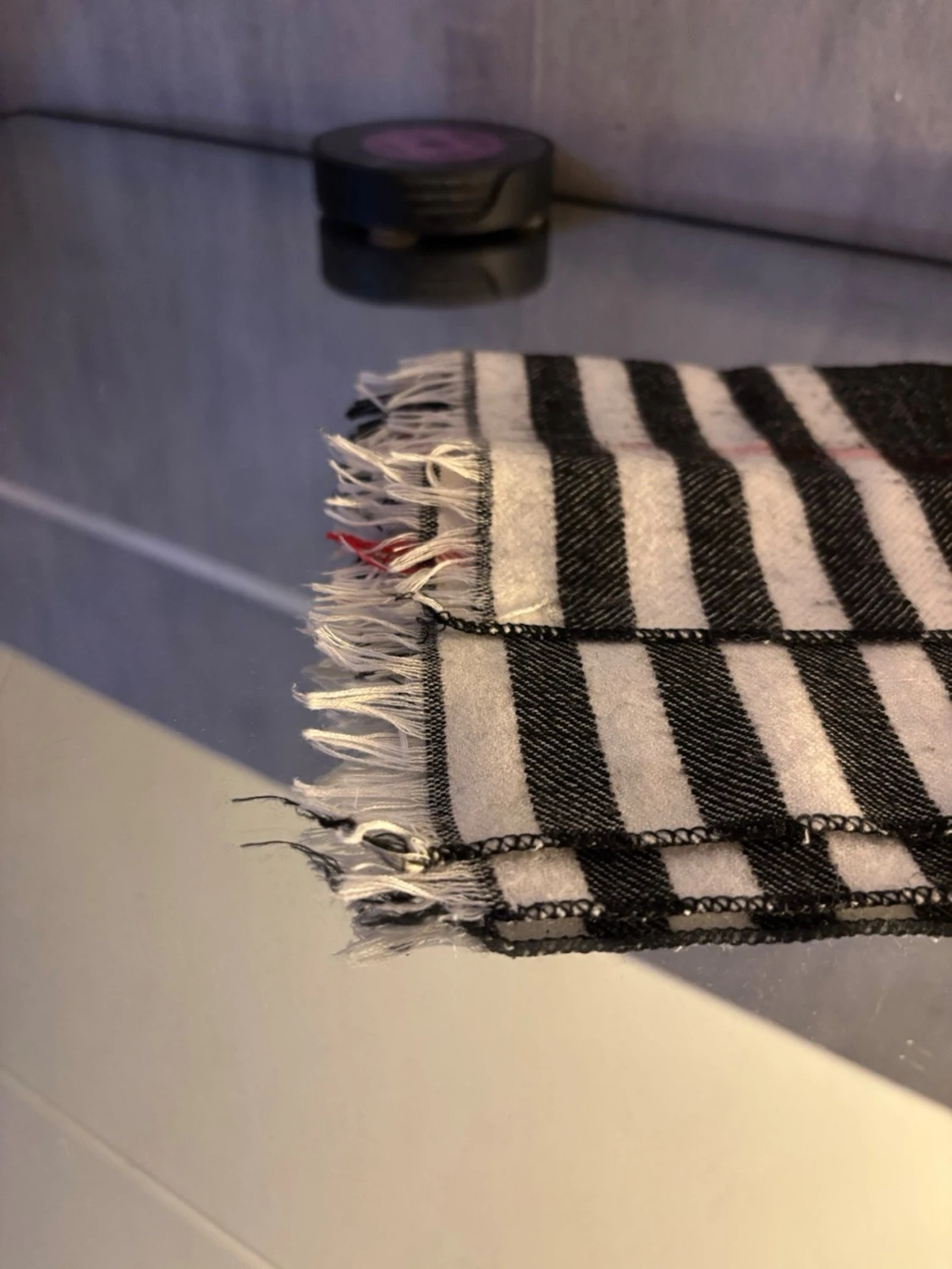 Randig svartvit halsduk med fransar - 1