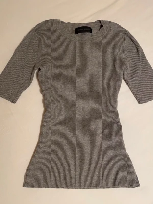 Grå ribbad topp - KÖP BUNDLE OCH FÅ 20% REA 🌸 Säljer en fin basic grå topp/T-shirt som passar till allt, skriv om du har frågor!