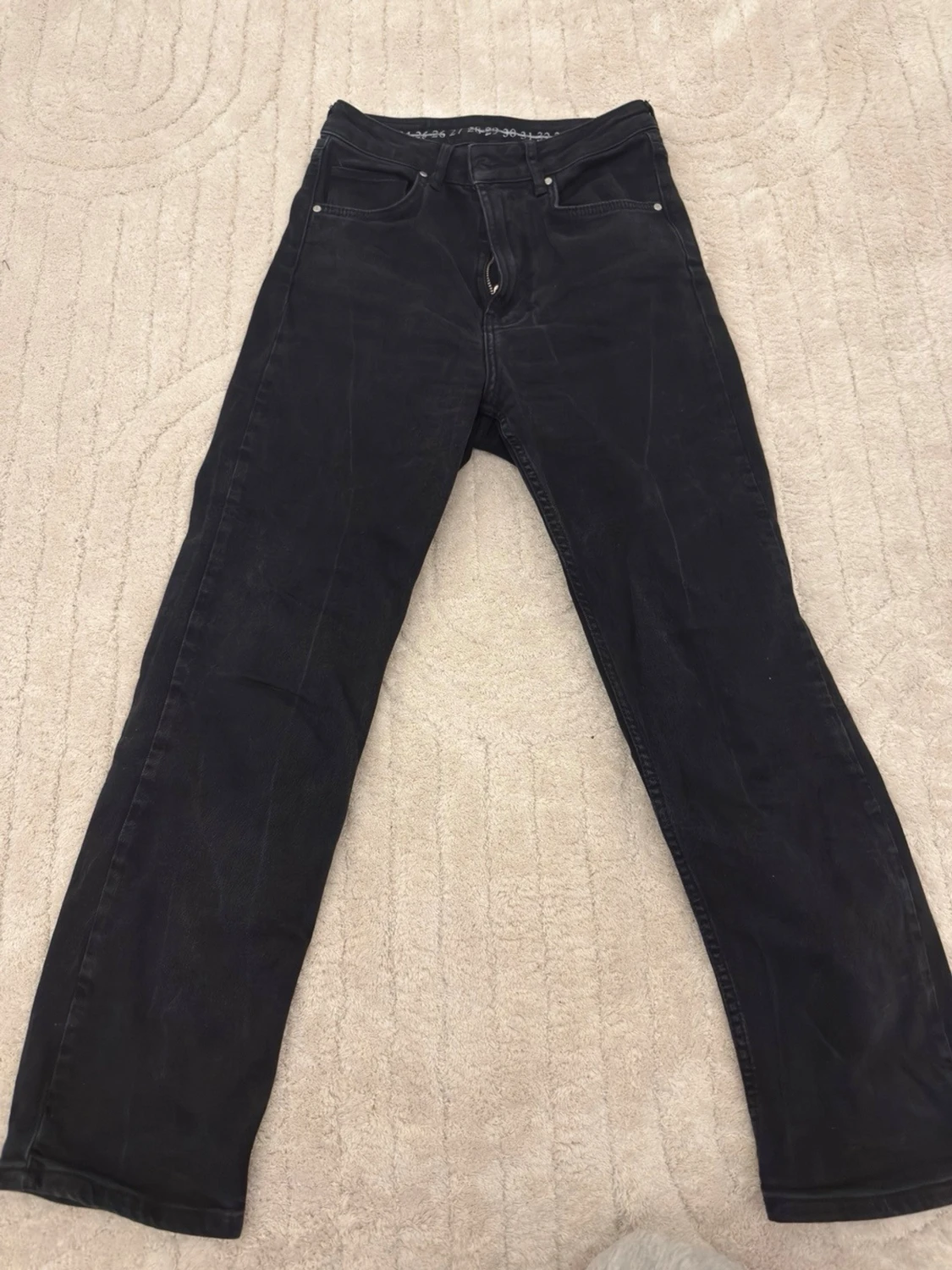 Svarta raka jeans