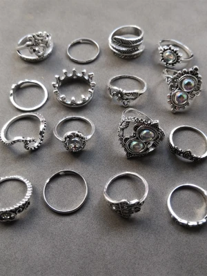 16 st ringar  - 16 st ringar med olika former och mönster. Materialet är alloy. (#625)