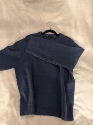 Blå stickad tröja från Uniqlo - Mysig blå stickad tröja.