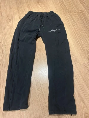 Youngla byxor - Youngla byxor, perfekt till gymmet bra skick storlek L, passar även M lite uppflisade vid hälarna