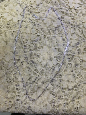 925 Silverpläterad kedjehalsband - Ett stilrent och tunt halsband i Silverpläterad med en klassisk kedja och karbinlås. Perfekt att bära som det är eller att kombinera med andra smycken för en personlig look. Halsbandet har en enkel och tidlös design som passar till många olika stilar.  Stämplade , finns 16.18,20 tum kvar 89kr/st 