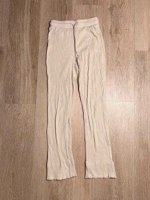 Amisu byxor - Ett par mjukisbyxor ifrån Amisu i storlek xs, taggen sitter löst! 🍋