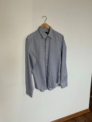 Riley Skjorta - Randig Blå skjort från Riley. Storlek M, Mycket fint skick