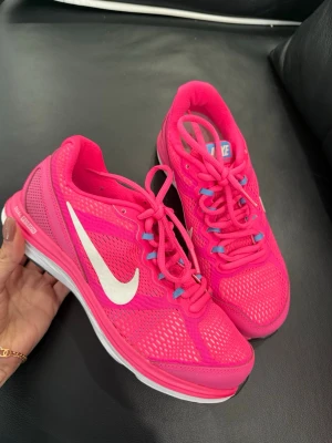 Nike rosa mesh sneakers - Snygga sneakers från Nike i starkt rosa med vit swoosh-logga på sidan. 