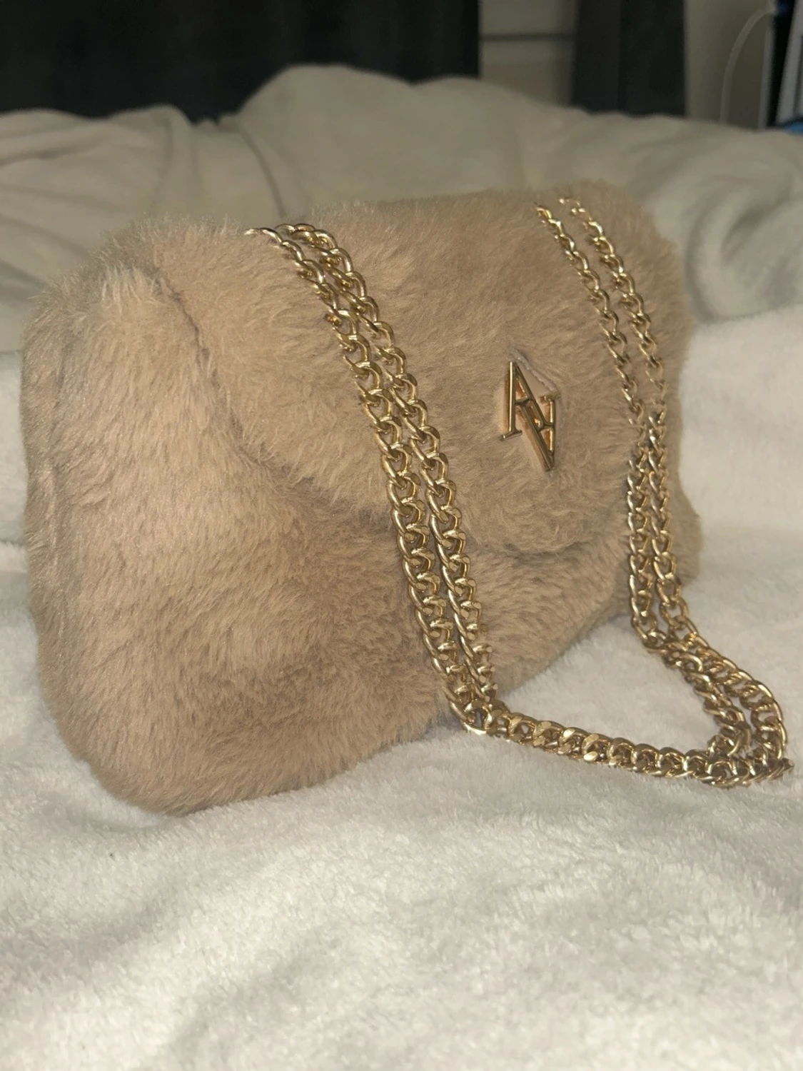 Beige fluffig handväska från Axel Arigato - 1