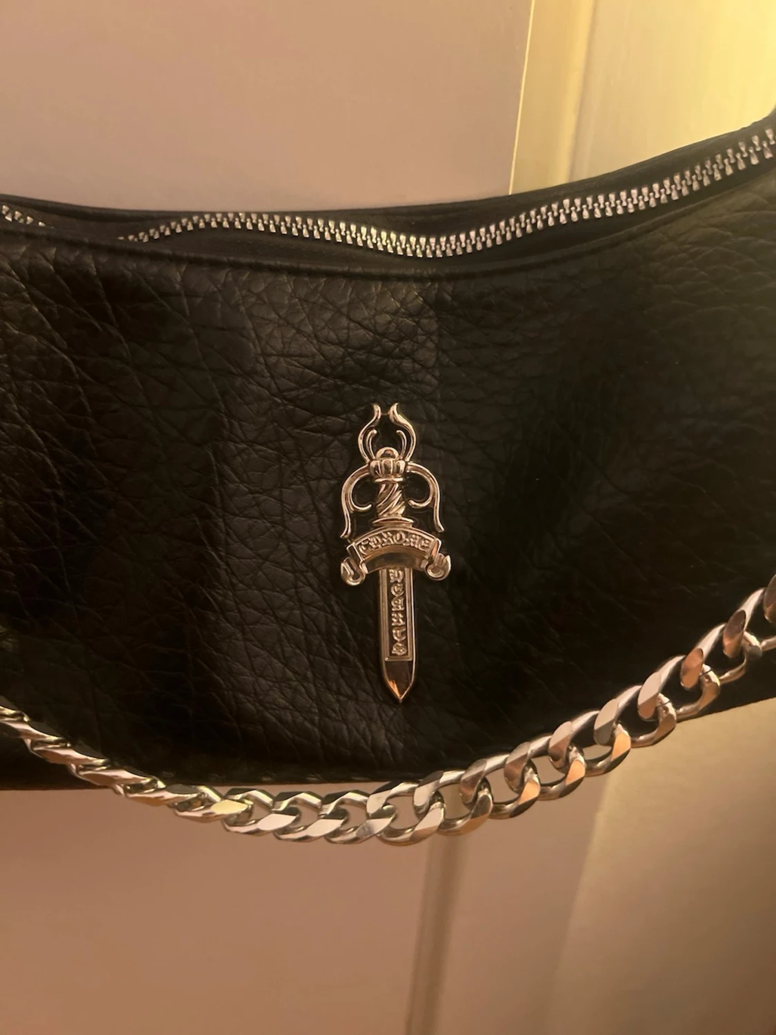 Svart axelväska med kedja och dolde - 2