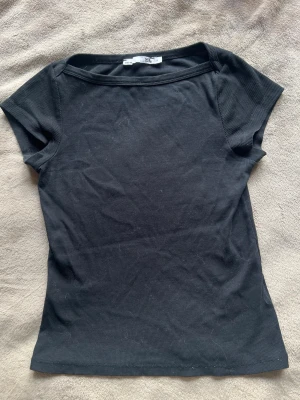 Tshirt - Svart tshirt från Lager 157, använd cirka 3 gånger. Storlek S💗 Finns att köpa i mörkrosa och vit också!