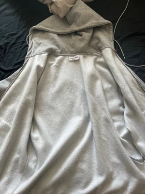 Grå hoodie från Lindbergh, relaxed fit - Snygg grå hoodie från Lindbergh i relaxed fit. Tillverkad i mjukt sweatshirtmaterial med huva och två sidofickor. Perfekt för en chill och avslappnad stil. Enkel design utan tryck eller mönster. Pris kan diskuteras.