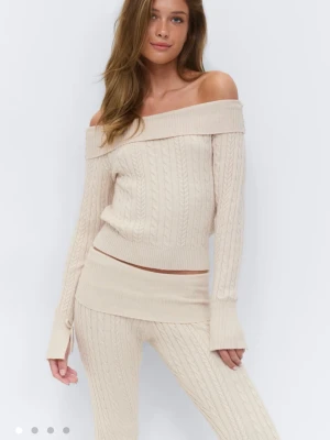 Off shoulder sweater  - Från Gina Tricot, storlek S, väldigt bra skick (aldrig använt), säljer den på grund av att den inte passar mig bra. Skicka bud!