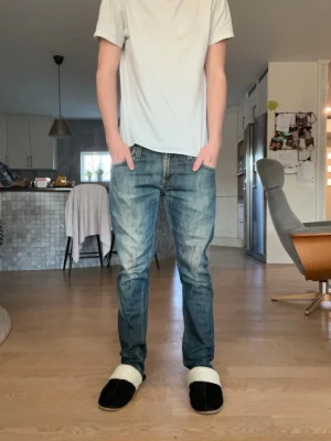 Ljusblå Nudie jeans  - Tjena!! Säljer nu mina riktigt snygga Nudie jeans. Dem är i fint skick och finns i storlek W31 L34. Hör av dig vid minsta fråga 👍