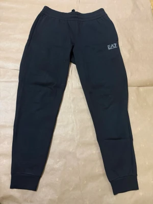 Svarta mjukisbyxor från EA7 Emporio Armani - Storlek S. Har aldrig använt dem är helt nya.