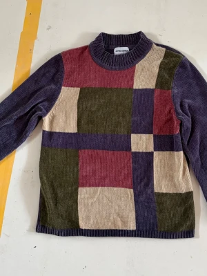 Färgglad stickad tröja Alfred Dunner - Unik stickad tröja från Alfred Dunner i 100% akryl. 