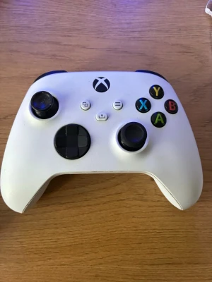 Vit Xbox Series X handkontroll - Säljer en xbox kontroll som är riktigt bra skick. Den har ingen stick drift och den funkar precis som en ny💥
