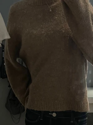 Brun stickad tröja - Mysig brun stickad tröja från Gina Tricot, jättefint skick inga defekter alls. 🤎
