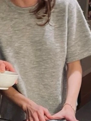 Grå basic t-shirt i mjukt material - En enkel och stilren grå t-shirt med rund hals och korta ärmar. T-shirten har en avslappnad passform och är gjord i ett mjukt, bekvämt material som passar perfekt till jeans eller shorts. Inga synliga tryck eller loggor. Storlek S