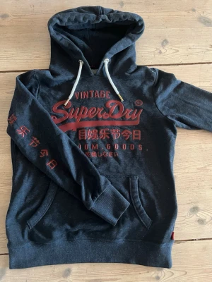 Superdry Hoodie - Nu säljer jag en snygg blå hoodie från Superdry. Hoodien är i storlek M och har en normal passform. En vintage tröja som är mycket trendig och perfekt för våren. Hör av er vid frågor!☀️