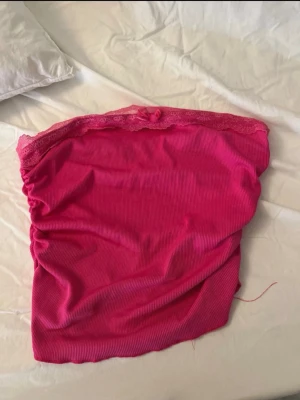 Rosa bandeau tubtopp med spets SHEIN - Säljer en rosa bandeau tubtopp från SHEIN 💕