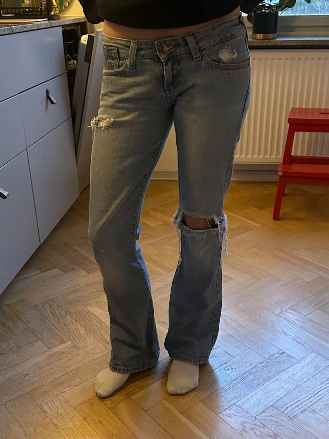 Ljusblå slitna bootcut jeans - 2