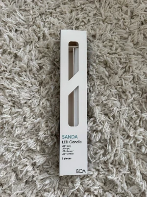 SANDA LED-ljus från BOA - Säljer ett  LED-ljus från BOA, modell SANDA. Ljuset har en smal och stilren design och levereras i originalförpackning. Perfekt för att skapa mysig stämning hemma utan öppen låga. Kräver AAA-batterier (ingår ej)🌟