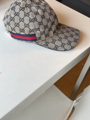 Gucci keps med GG-mönster - Äkta, finns att plocka i Göteborg. Kan även frakta! Strlk S